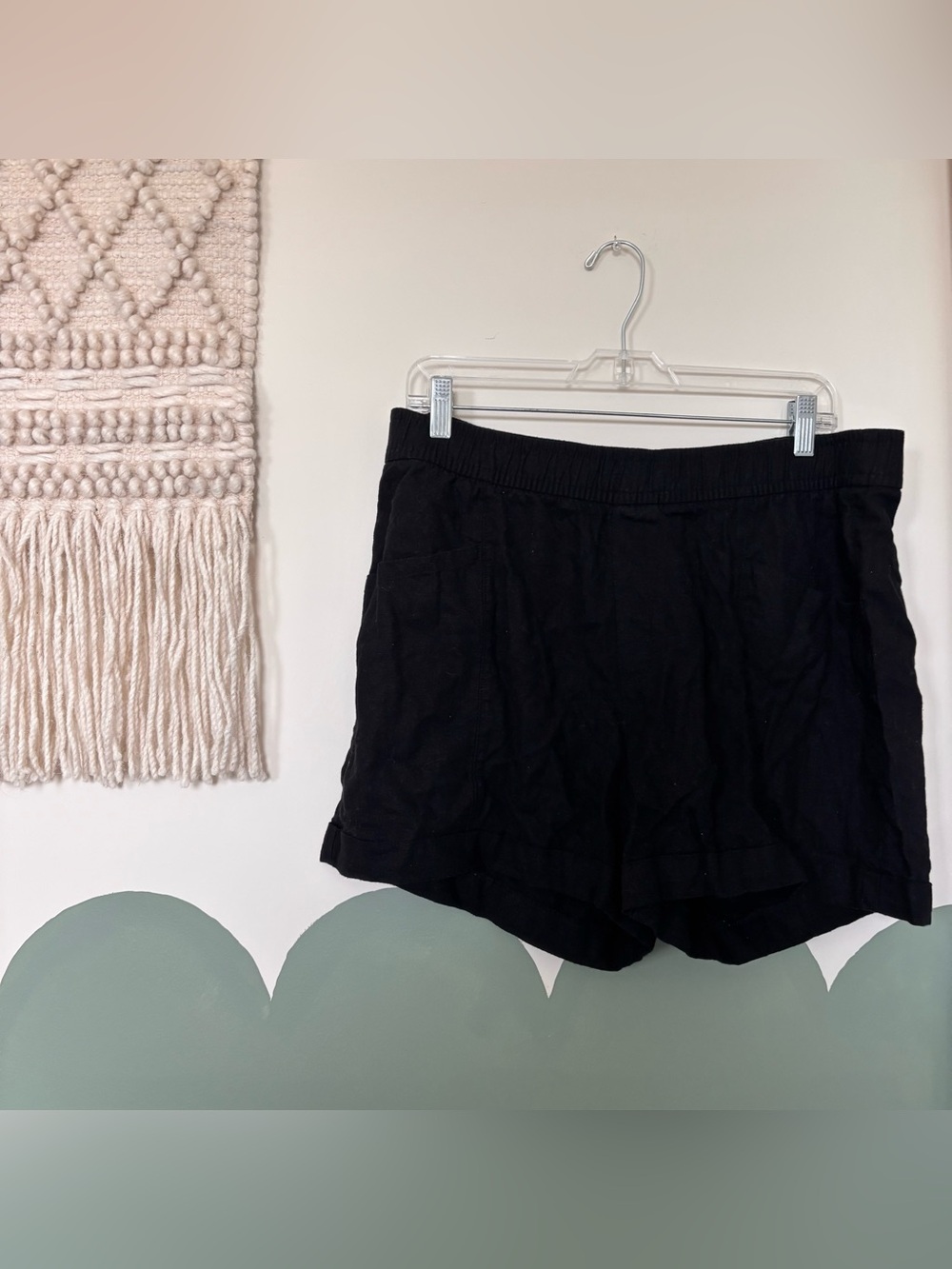 Old Navy Black Women’s Linen Elastic-Waist Shorts